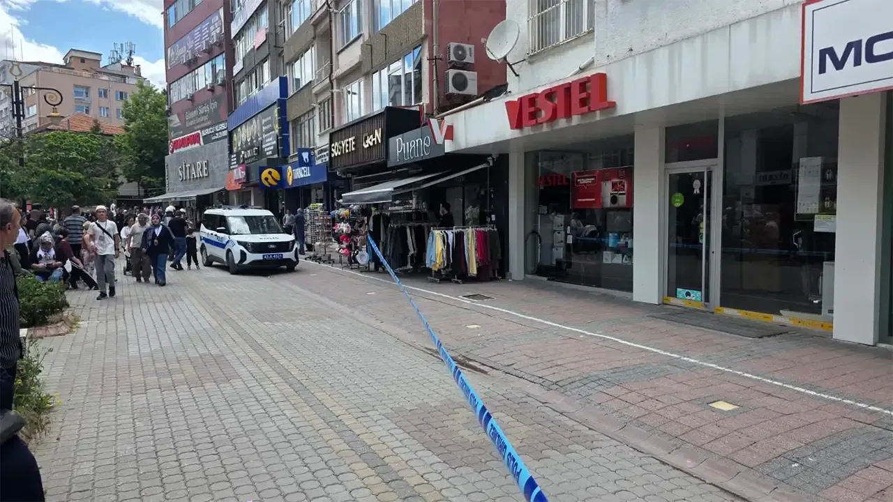Kütahya'da Cumhuriyet Caddesi'nde Hareketli Dakikalar: Can Güvenliği İddiası ve Kuru Sıkı Sürprizi Kütahya'da Cumhuriyet Caddesi'nde Hareketli Dakikalar: Can Güvenliği İddiası ve Kuru Sıkı Sürprizi