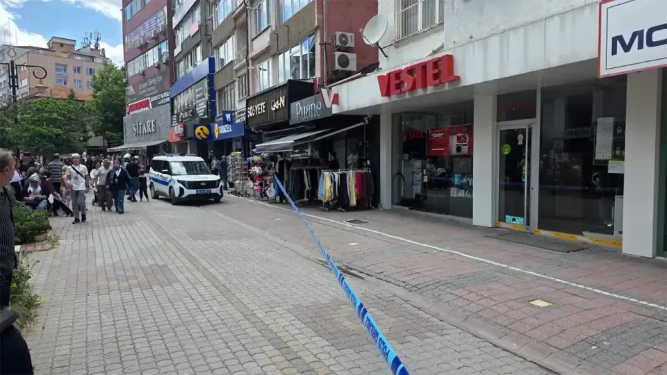 Kütahya'da Cumhuriyet Caddesi'nde Hareketli Dakikalar: Can Güvenliği İddiası ve Kuru Sıkı Sürprizi görseli