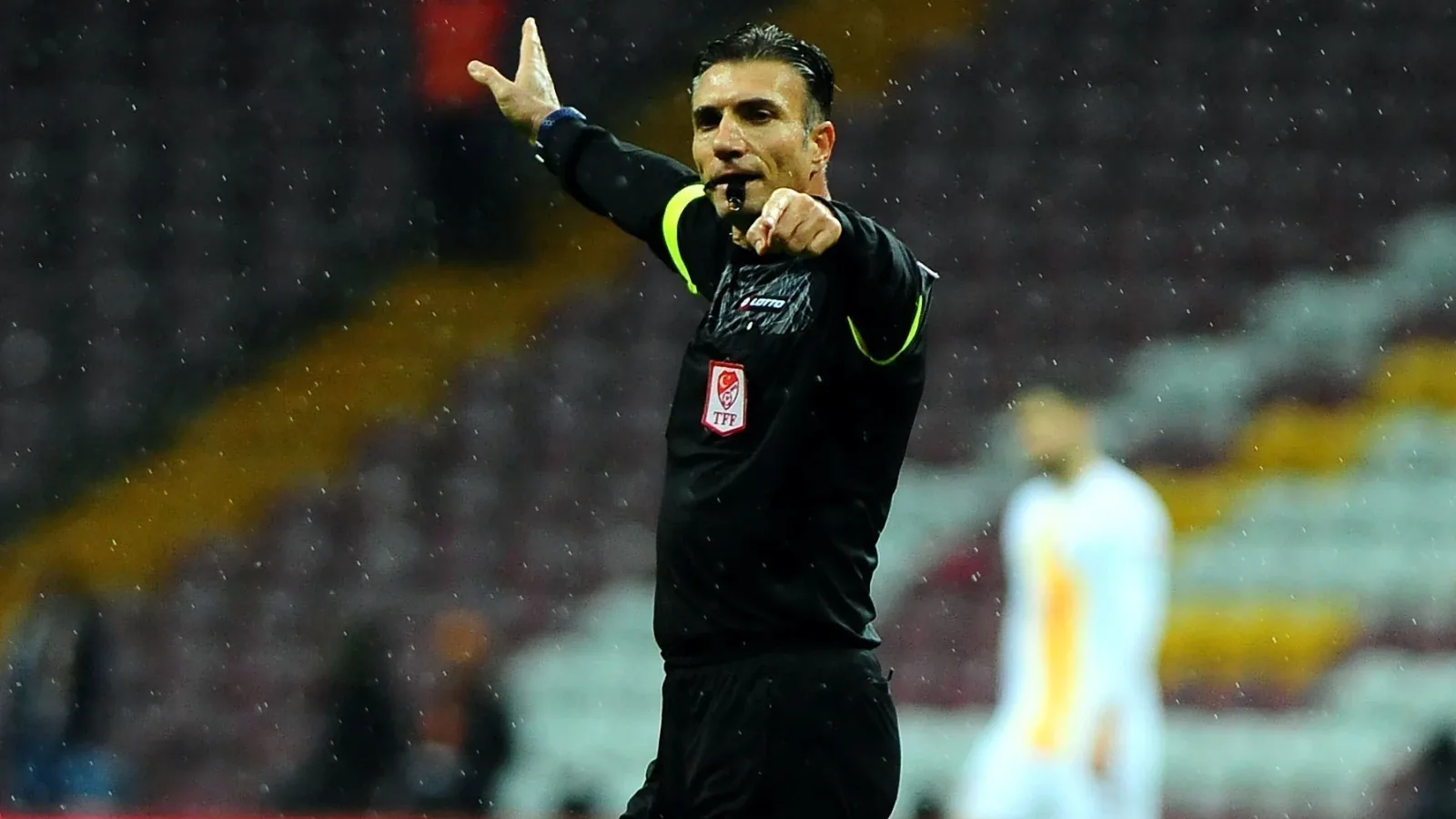 Modern Futbolda Hakemlik Krizi: VAR ve IFAB'ın Yeni Kuralları Dengeleri Değiştirdi mi? Modern Futbolda Hakemlik Krizi: VAR ve IFAB'ın Yeni Kuralları Dengeleri Değiştirdi mi?