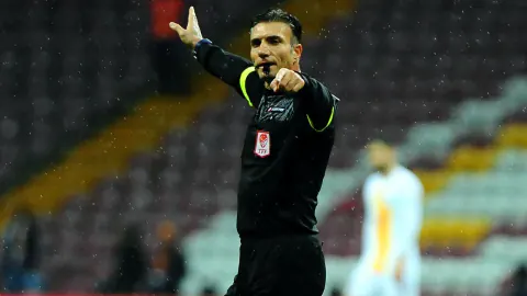 Modern Futbolda Hakemlik Krizi: VAR ve IFAB'ın Yeni Kuralları Dengeleri Değiştirdi mi?