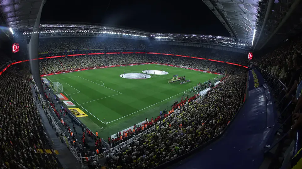 Fenerbahçe-Beşiktaş Derbisinde Tribünde Kalp Krizi: Taraftar Hayatını Kaybetti görseli