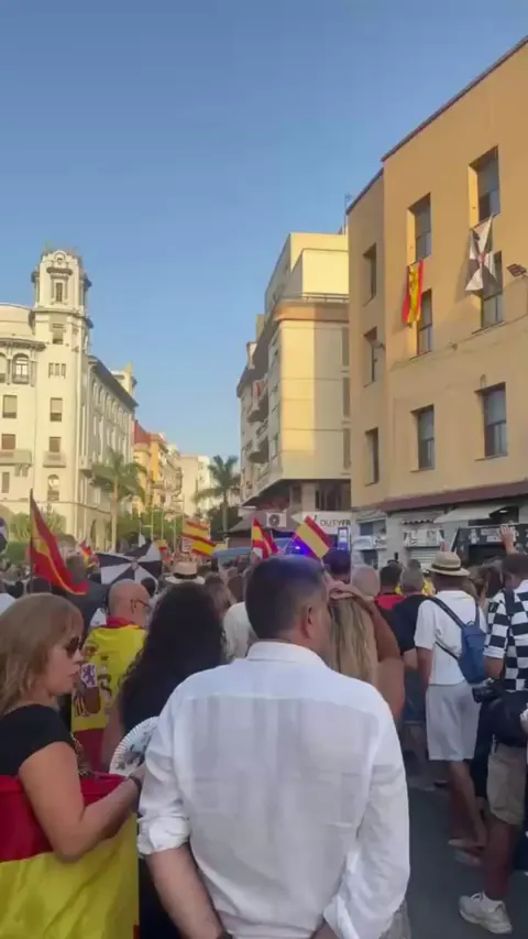 İspanya'da Düzensiz Göçmen Krizi Protestoları B i