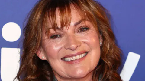 Lorraine Kelly'nin ITV yayınındaki Bambi desenli elbisesi sezonun en aranan parçası oldu