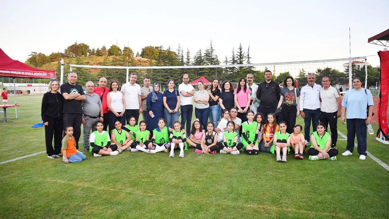 Kırşehir'de Geleceğin Yıldızları Sahne Aldı: Mini Kızlar Ligi Başladı Kırşehir'de Geleceğin Yıldızları Sahne Aldı: Mini Kızlar Ligi Başladı