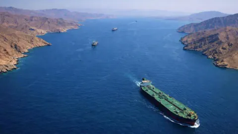 Hürmuz Boğazı'nda Tanker Saldırısı: Katar LNG Sevkiyatı Hedefte