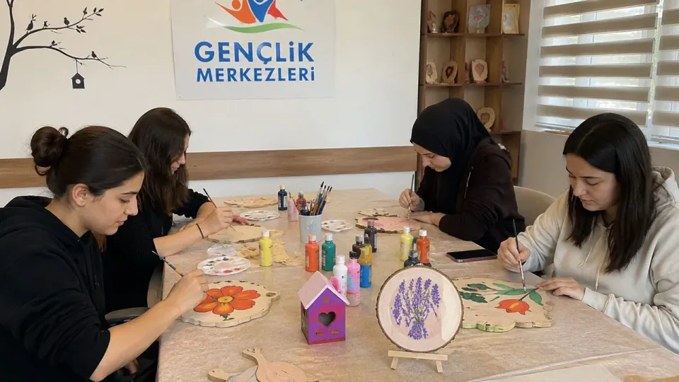 Eflani Gençlik Merkezi'nde Ahşap Boyama Atölyesi Heyecanı görseli