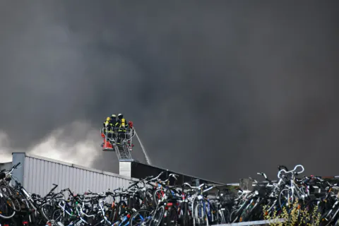 Almanya'da Korkutan Yangın: Karlsruhe Limanında Büyük Panik Almanya'da Korkutan Yangın: Karlsruhe Limanında Büyük Panik