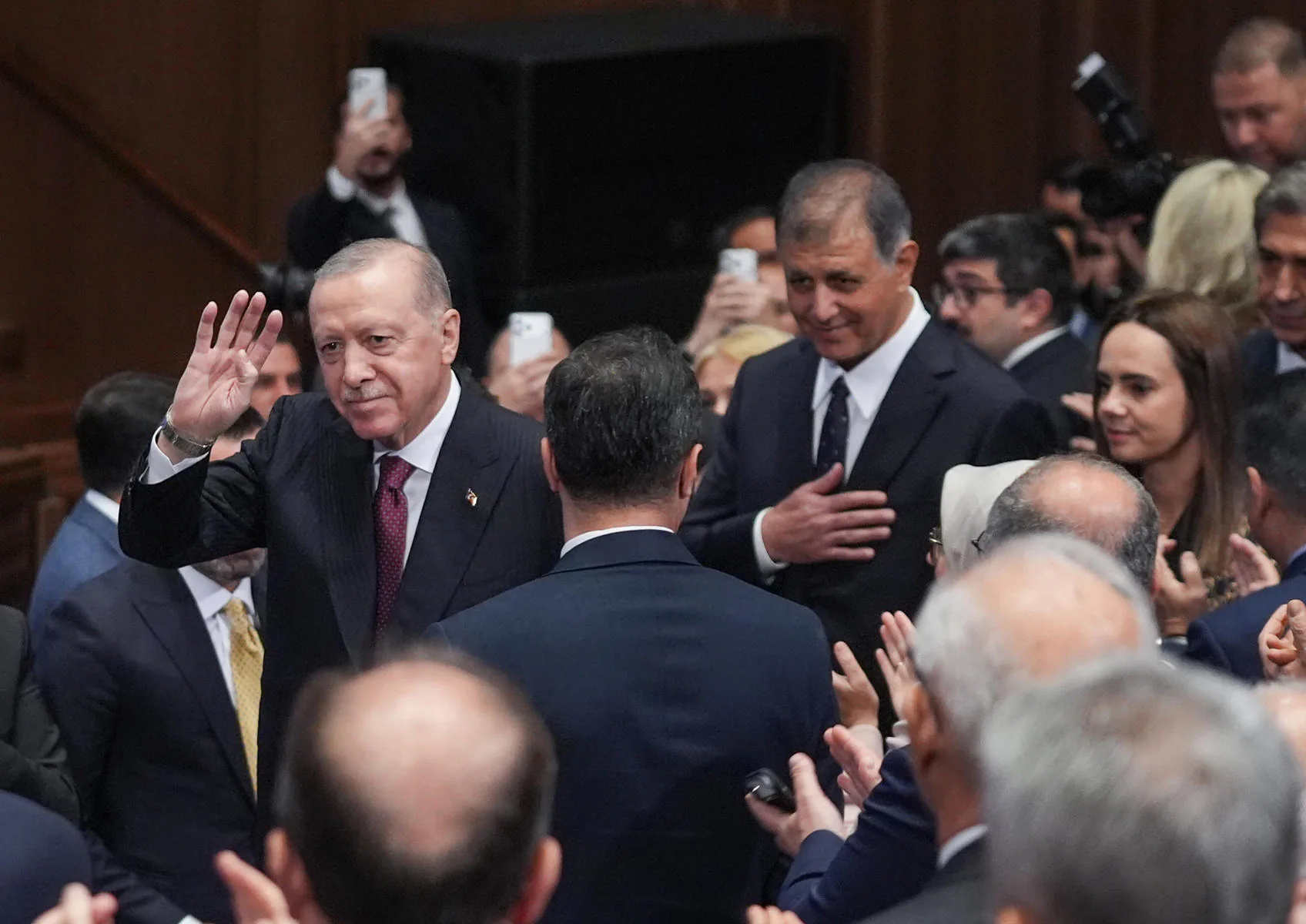 İzmir Büyükşehir Belediye Başkanı Cemil Tugay AK Parti'ye Katıldı: 'Gönüller Yapmaya Geldim' İzmir Büyükşehir Belediye Başkanı Cemil Tugay AK Parti'ye Katıldı: 'Gönüller Yapmaya Geldim'