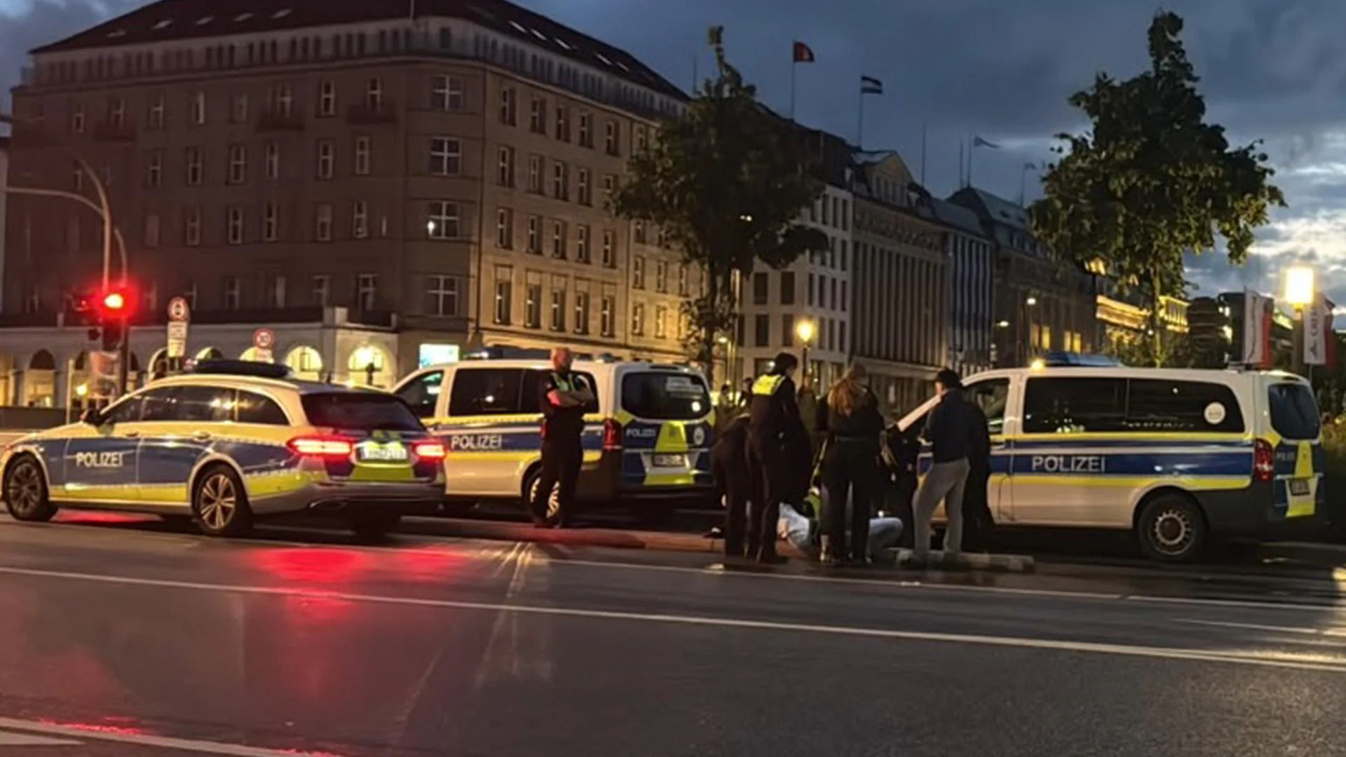 Hamburg'ın merkezinde panik: Jungfernstieg'de silahlı genç çatışması Hamburg'ın merkezinde panik: Jungfernstieg'de silahlı genç çatışması