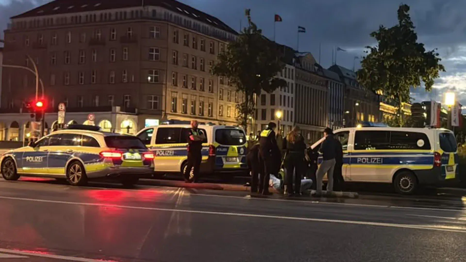Hamburg'ın merkezinde panik: Jungfernstieg'de silahlı genç çatışması görseli