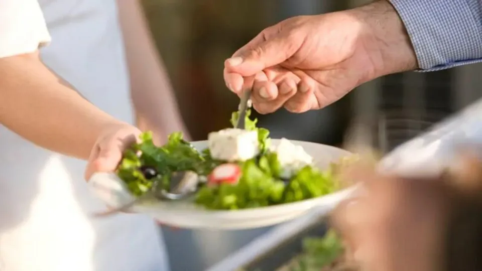 ABD'de Salata Kaynaklı Parazit Alarmı: Binlerce Kişi Hastanelik Oldu görseli