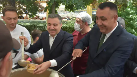 Gümüşhane'de Birlik Sofrası: Fatih Parkı'nda Bin Kişilik Aşure İkramı