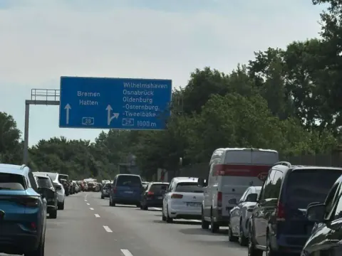 Almanya A28 Otoyolu'nda Ağır Motosiklet Kazası: Trafik Tamamen Durdu