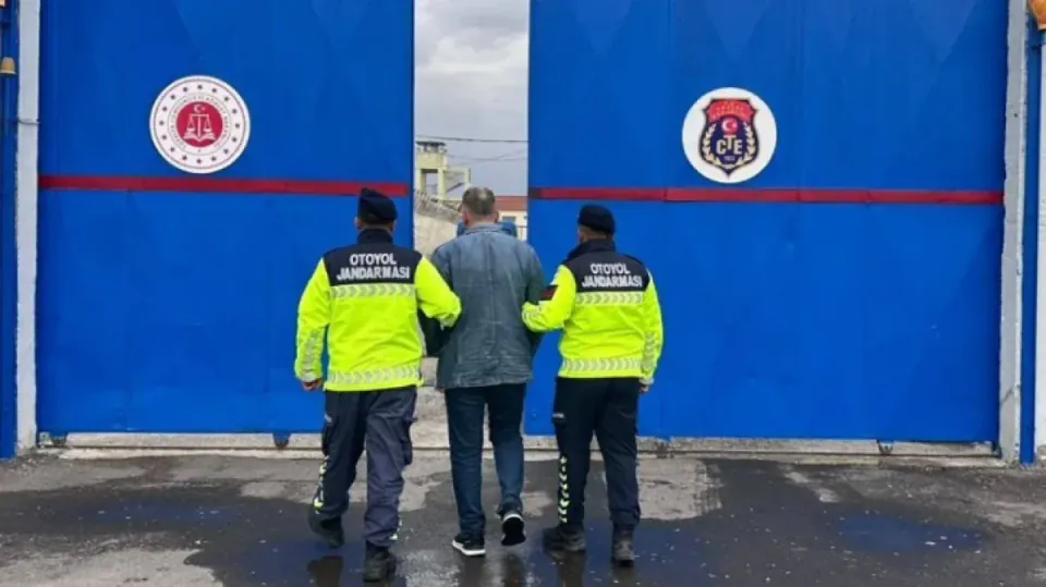 Nevşehir'de FETÖ sanığı otobüste yakalandı: 3 yıl 45 gün hapis cezasıyla tutuklandı görseli