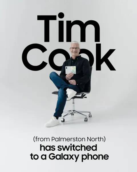 Samsung Yeni Zelanda'dan 'Tim Cook' şakası: Palmerston North'lu Benzeri Galaxy Z Fold 8'i Tanıttı