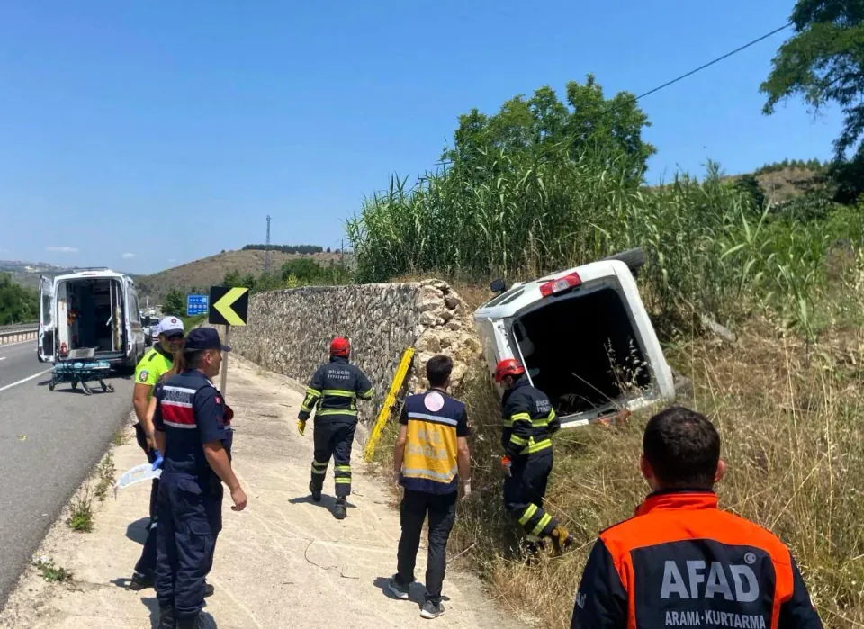 Bilecik'te Kamyonet İstinat Duvarına Çarptı: 1 Yaralı görseli