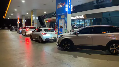 Bolu'da akaryakıt kuyrukları uzadı: Yarın sabah pompalar yeni fiyata geçiyor