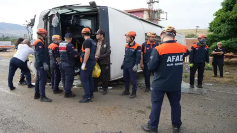 Kırıkkale'de yolcu otobüsü devrildi: 41 yaralı