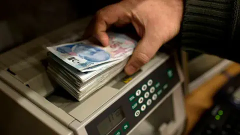 Bankacılık Sektörü Eylül'de Dönüşüm Noktasında: Faiz Beklentileri ve Mevduat Yarışı