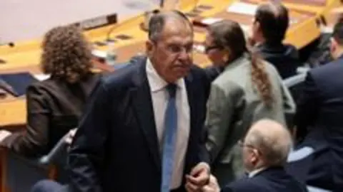 Lavrov: S-400'lerin üçüncü ülkeye transferi mümkün, henüz resmi talep yok