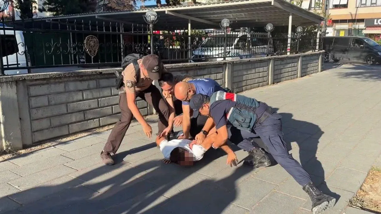 Bolu'da inşaatta çıkan kavga polis merkezi önüne taşındı: Çevik kuvvet devreye girdi Bolu'da inşaatta çıkan kavga polis merkezi önüne taşındı: Çevik kuvvet devreye girdi