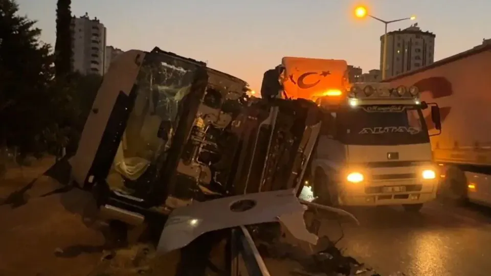 Adana'da Tır Devrildi: 4 Araçlı Kazada 3 Yaralı görseli