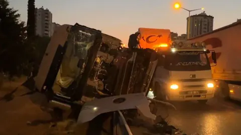 Adana'da Tır Devrildi: 4 Araçlı Kazada 3 Yaralı