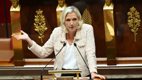 Marine Le Pen 2027 Cumhurbaşkanlığı Adaylığını Açıkladı