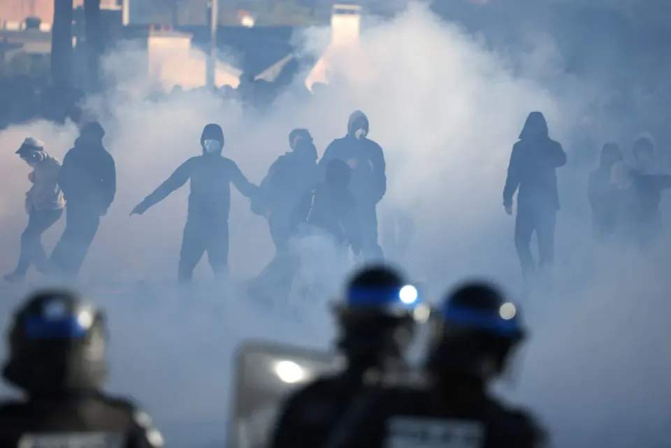 Fransa'da okul protestosunda 15 yaşındaki öğrencinin eli polis el bombasıyla uçtu görseli