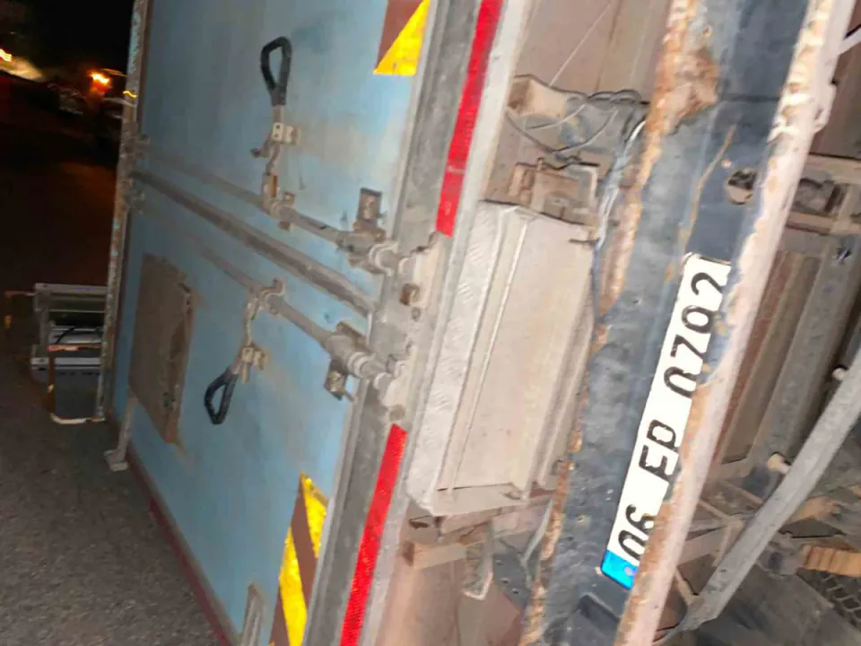 Ankara Kahramankazan'da kamyonet kepçeye arkadan çarptı: 2 sürücü yaralandı görseli