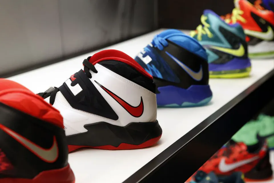 Nike'tan Beklentilerin Üzerinde Kar: Yeni CEO Elliott Hill'in Stratejisi İşliyor görseli