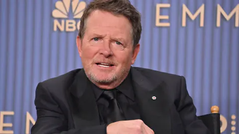 Michael J. Fox, 65 yaşında Emmys'de ailesiyle onur ödülünü aldı