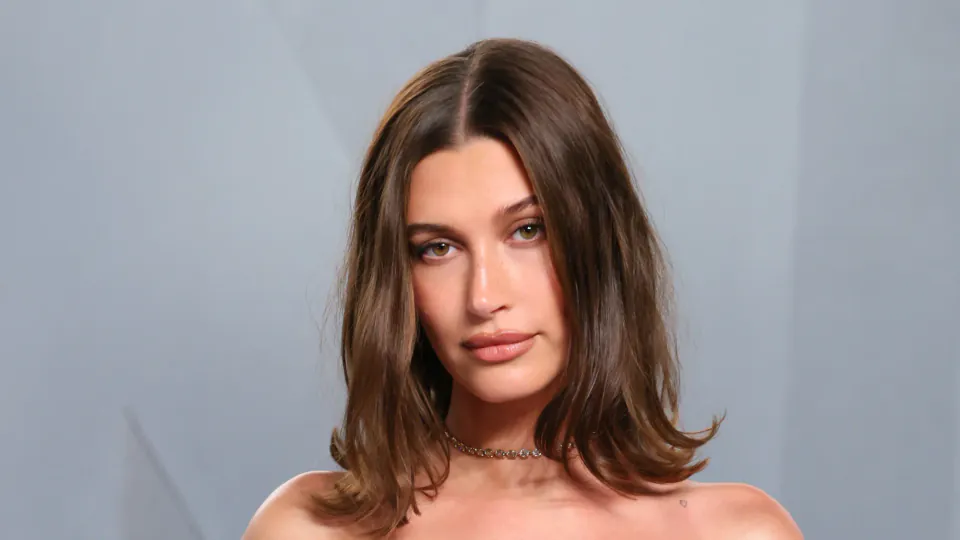 Hailey Bieber'ın Skims Kampanyası Sosyal Medyayı İkiye Böldü görseli