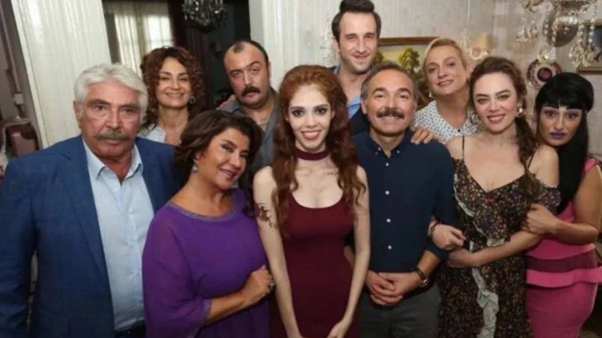 2 Aile Arasında'dan İlk Görüntüler Geldi: Vizyon Tarihi Netleşti 2 Aile Arasında'dan İlk Görüntüler Geldi: Vizyon Tarihi Netleşti