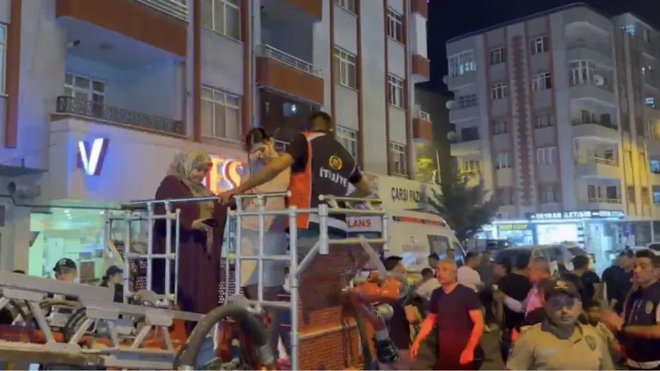 Iğdır'da apartman yangını: 18 kişi itfaiye tarafından tahliye edildi görseli