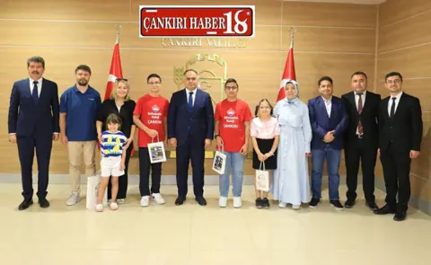 Çankırı'da LGS'de 500 Tam Puan Alan Öğrenciler Vali Hüseyin Çakırtaş'ı Ziyaret Etti