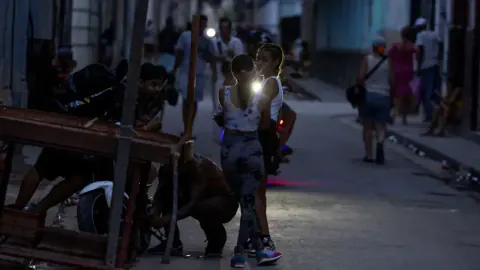 Küba'da ulusal elektrik şebekesi yedinci kez çöktü: 10 milyon kişi karanlıkta kaldı