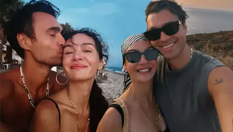 Birce Akalay ve Hakan Kurtaş'tan Romantik Tatil Pozları