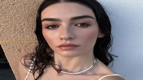 Hazar Ergüçlü'den Yaz Tatili Paylaşımları: Dilber Karakteriyle Zirveye Çıktı Hazar Ergüçlü'den Yaz Tatili Paylaşımları: Dilber Karakteriyle Zirveye Çıktı