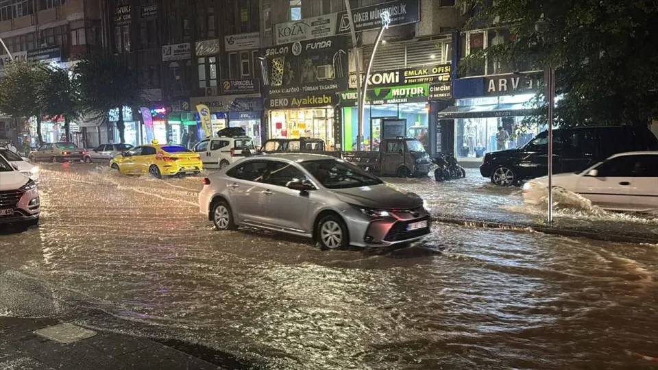 Tokat'ta şiddetli sağanak: Caddeler göl oldu, iş yerleri su bası görseli