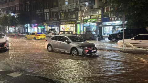 Tokat'ta şiddetli sağanak: Caddeler göl oldu, iş yerleri su bası