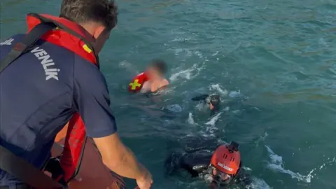 Kuşadası'nda Denizde Mahsur Kalan 2 Kişi Sahil Güvenlik Tarafından Kurtarıldı