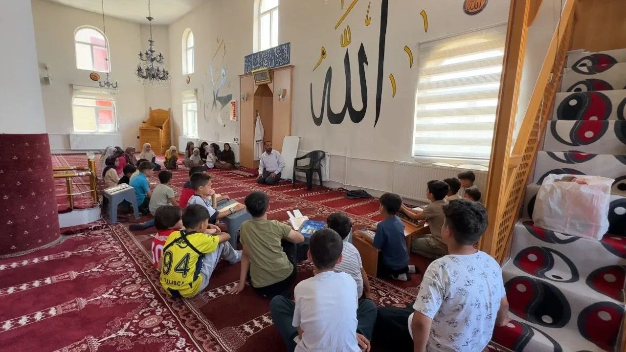 Yüksekova'da Yaz Kur'an Kurslarında Çocuklar Hem Öğreniyor Hem Eğleniyor Yüksekova'da Yaz Kur'an Kurslarında Çocuklar Hem Öğreniyor Hem Eğleniyor