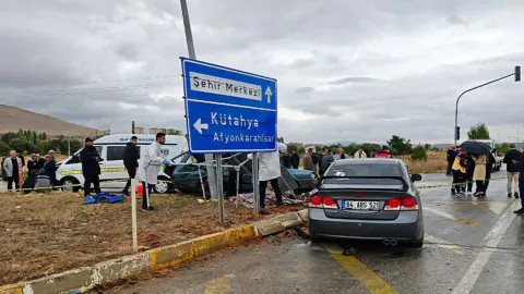 Kütahya Altıntaş'ta çarpışma: 2 ölü, 3 yaralı
