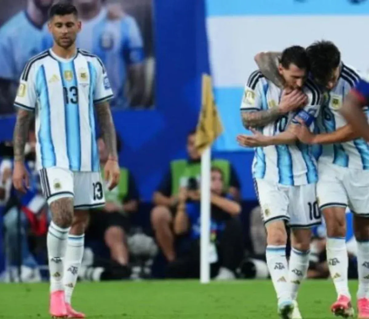 Arjantin Milli Takımı'nda Messi Bilmecesi: Emeklilik Kararı İçin İmza Kampanyası Arjantin Milli Takımı'nda Messi Bilmecesi: Emeklilik Kararı İçin İmza Kampanyası