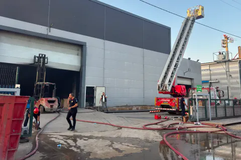 Kocaeli Kartepe'de Fabrika Yangını: Panel Üretim Tesisinde Korkutan Anlar