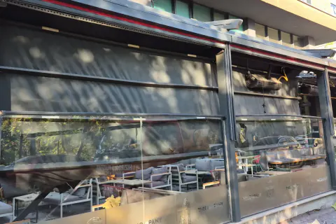 Eskişehir'de 6 katlı binadan düşen yalıtım malzemeleri kahve dükkanını vurdu: Faciaya müşterisizlik önledi