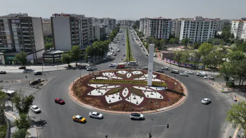 Diyarbakır Fırat Bulvarı Kavşağı Kurakçıl Peyzajla Yenilendi