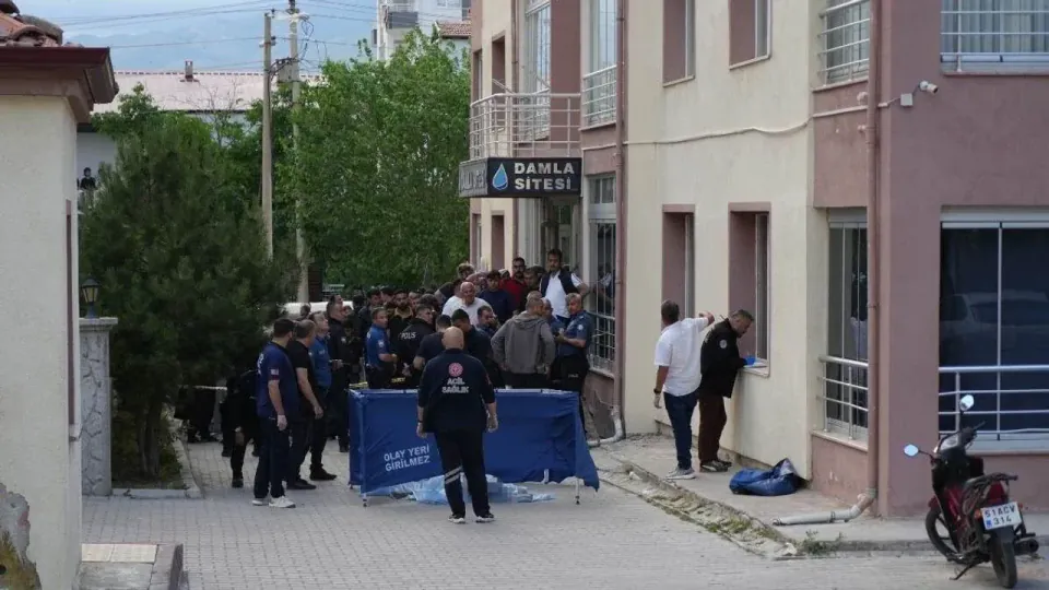Niğde'de 10. Kattan Düşen Genç Hayatını Kaybetti görseli