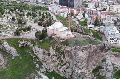 Sivas Valisi Şimşek: Yukarı Tekke Mezarlığı ışıklandırılacak, sosyal alanlar yapılacak